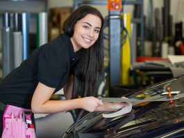 Autostickers op juiste wijze plakken en verwijderen – zo doe je dat