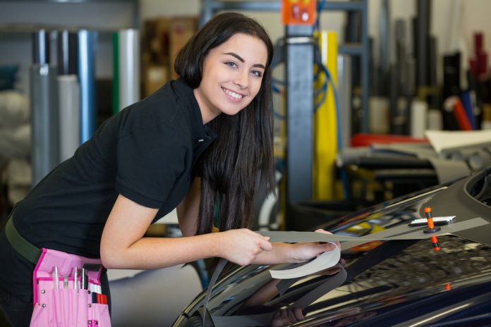 Autostickers op juiste wijze plakken en verwijderen – zo doe je dat