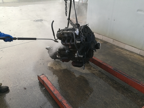 Motorreiniging in de wasbox