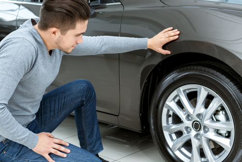 Laksporen bij schadeauto vaststellen