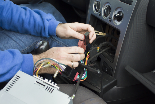 Licht van nieuwe autoradio inschakelen