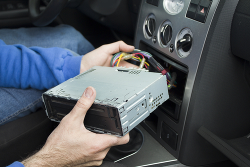 Constante plus van nieuwe autoradio aanleggen