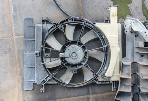 Ventilator van de radiateur verwijderen