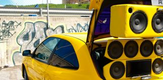 HiFi-systeem in de auto installeren