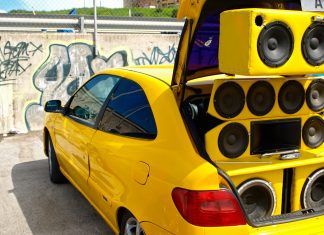 HiFi-systeem in de auto installeren