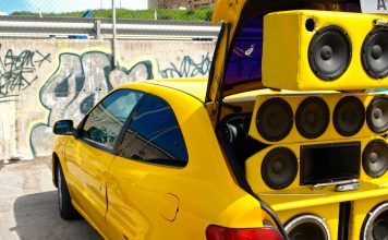 HiFi-systeem in de auto installeren