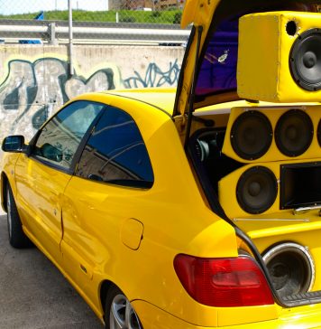 HiFi-systeem in de auto installeren