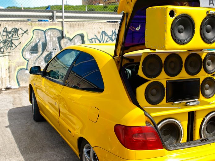 HiFi-systeem in de auto installeren