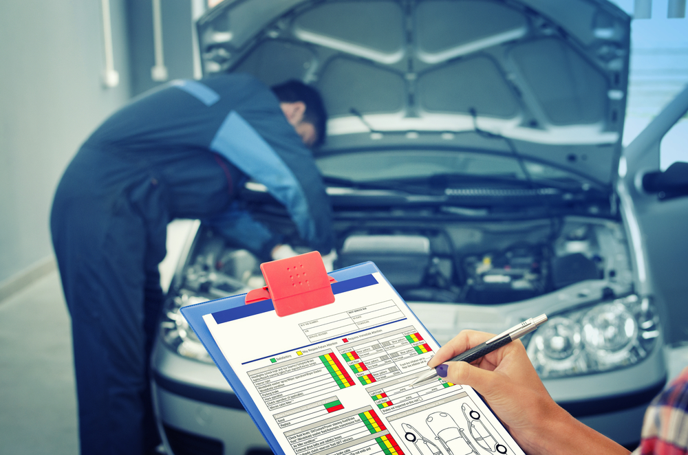 Tijdens de reparatie in de autogarages