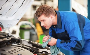 Stuurbekrachtigingsolie vervangen – soepel rijden met verse stuurbekrachtigingsolie!