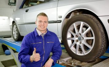 Wanneer de auto slingert – zo vervangt u schokdempers en veren! Wanneer de auto slingert – zo vervangt u schokdempers en veren!