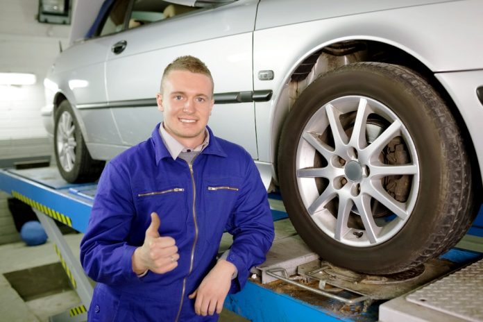 Wanneer de auto slingert – zo vervangt u schokdempers en veren!