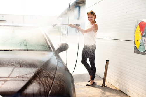 Wassen het cabriodak van stof