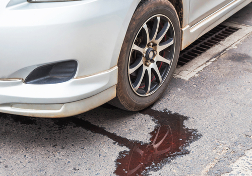 Diesel en benzine vlekken onder de auto
