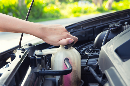 Koelvloeistof vlekken onder de auto