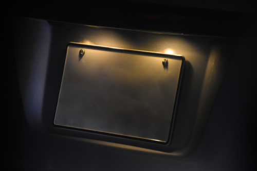 Gloeilampen in het interieur en aan de kentekenplaatverlichting vervangen