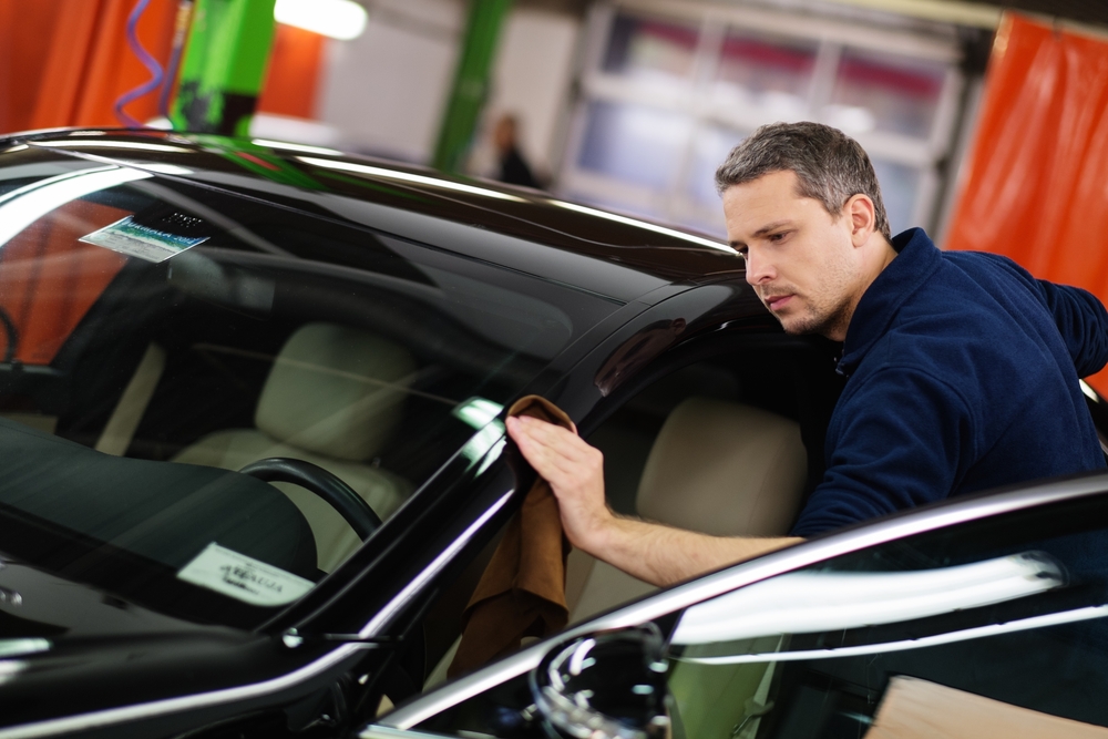 herkennen plamuurlaag door de auto-expert