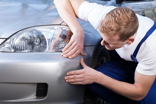 Reparatie van roestschade door een auto-expert