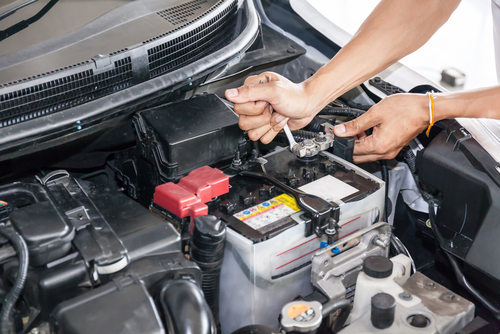 De autobatterij aansluiten