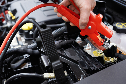 de accu van de auto op de juiste manier los te koppelen