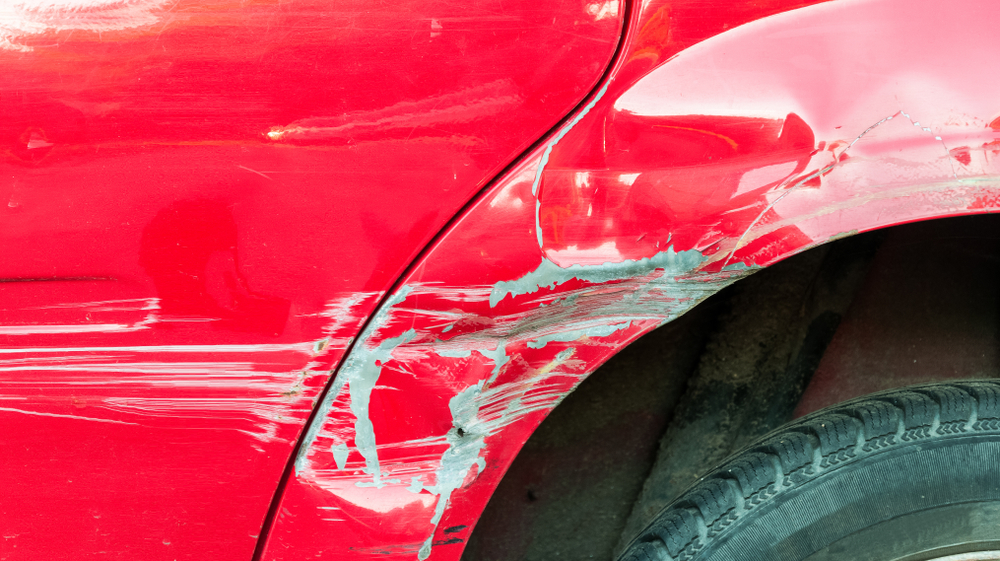 Spot repair van krassen en stoten op de auto