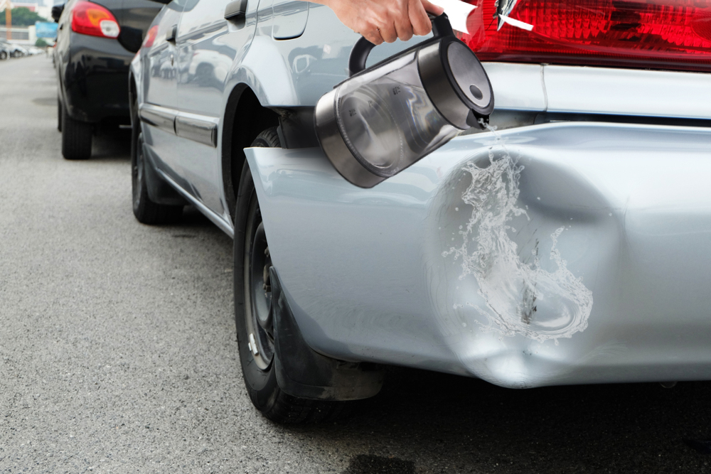 Gieten plastic bumper met heet water