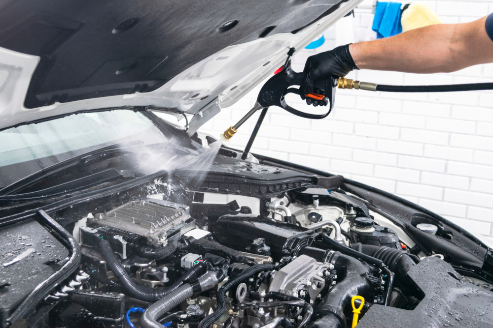 De motor van de auto wassen
