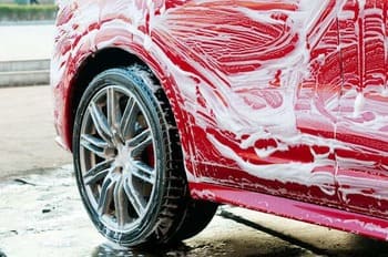 Met de autoshampoo reinigen en dan afspoelen